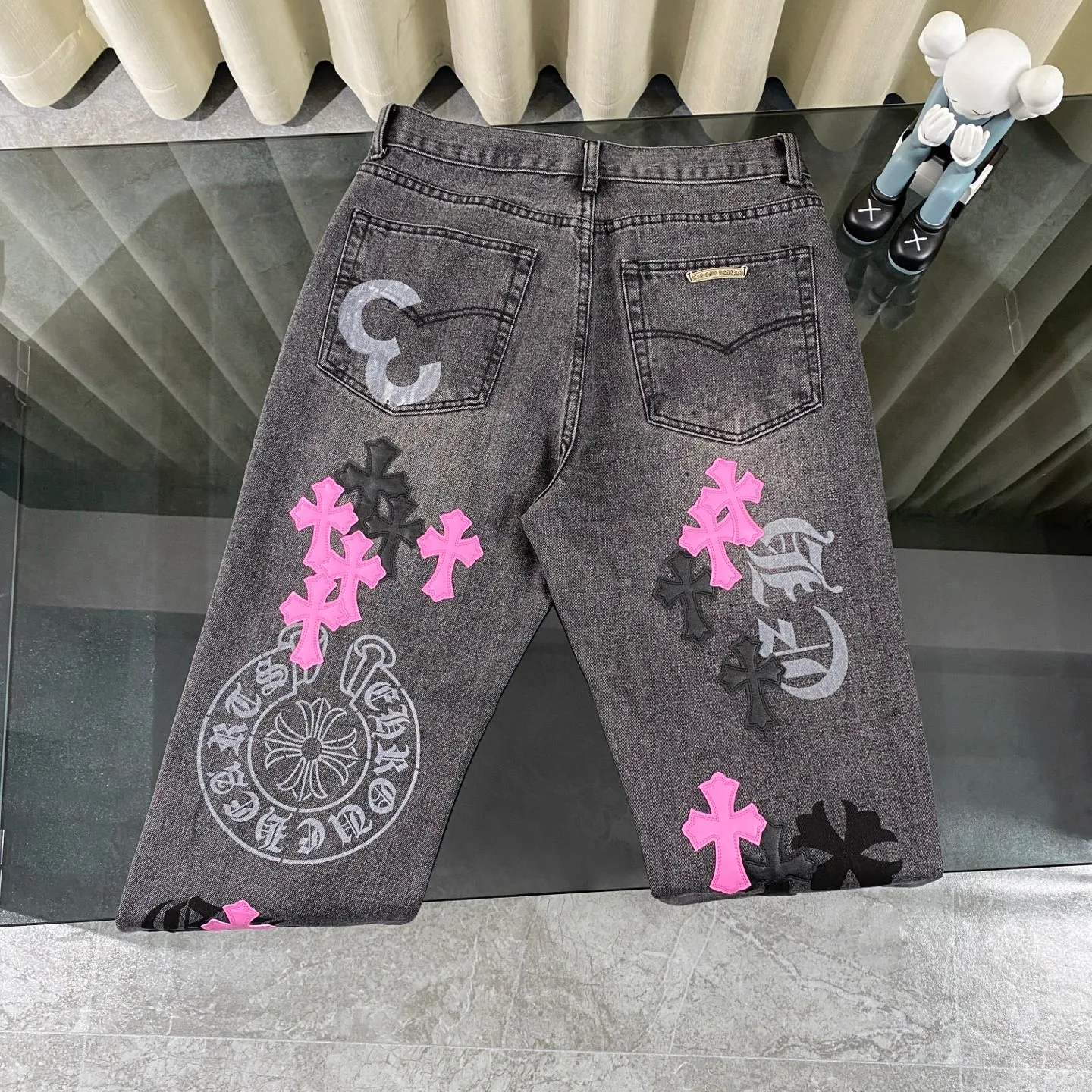P250 CH Chromehearts official website limited edition black and purple cross patchwork leather jeans, priced at 34W level, patchwork cross pattern embellishment, washed jeans! ! An absolutely high-end luxury product, a 1.9W-level god-level single product, a super popular product, made by top heavy industry, a magic weapon that cannot be missed! [About Zangyin] This is an extremely luxurious fashion brand that can also be called the aristocracy of the high street. It has always been an exclusive brand for some hipsters or rich second generations. Compared with ordinary high streets, it is more luxurious and noble. Compared with luxury brands, it is more fashionable and individual. It has always been a brand that I have a special liking for. [Top heavy industry fashion design] Consistently high-street luxury style. Speaking of this style, the Zangyin family and GU family are definitely the leading representative brands. Especially the Zangyin family has really achieved a state-of-the-art effect in creating high-street style. The unique washed material is used to create this style. The color system is already quite eye-catching. After it is decorated with patchwork cross flowers, it cleverly highlights the charm of the brand. Secondly, this style uses classic The high-waist cutting design highlights the long legs and fashionable temperament of the upper body. The brand is highly recognizable and the slim fit configuration is more suitable for daily wear. It is a product that interprets personality, fashion, and specifications at a glance. This single product is enough to make any fan excited. It can be a white T-shirt for a youthful college style, or a tight suspender for a royal style. It has strong matching ability and can be easily controlled by men.  [Materials and craftsmanship] Needless to say, this point goes without saying. As an excellent craftsman brand, Zangyin’s requirements for details and craftsmanship are really perfect. The washed color of this model has gone through so many processes, not to mention the embellishment of denim appliques. It is also purely hand-made and sewn. Just like what they believe in, only hand-made things have soul and have the meaning of wear. A top-notch heavy-duty fashionable denim item, I look forward to your perfect interpretation! !  Color: black gray Size: 28-36
